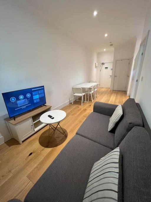 Cozy Modern Apartment In Croydon Central Exterior photo